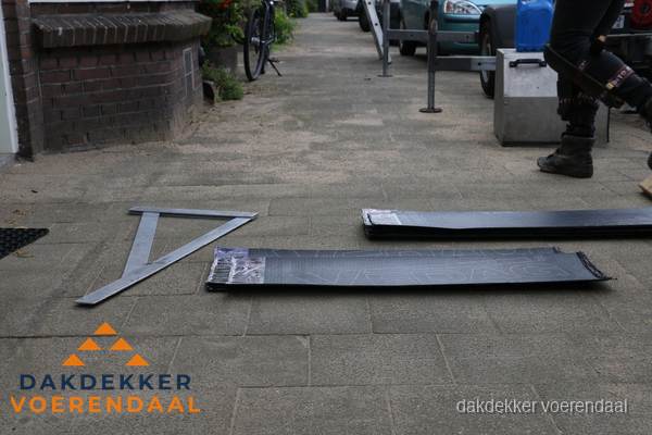 Dakbedekkingsmateriaal en zinkwerk klaargelegd voor reparatie in Voerendaal Dakbedekkingsmateriaal en zinkwerk klaargelegd voor reparatie in Voerendaal