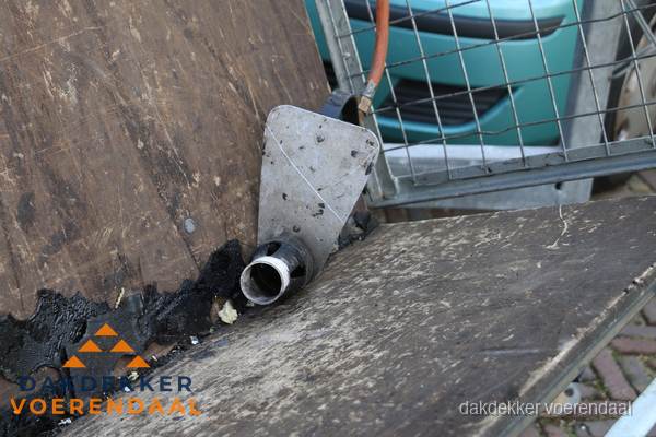 Dakdekkers gasbrander voor bitumen werkzaamheden in Voerendaal