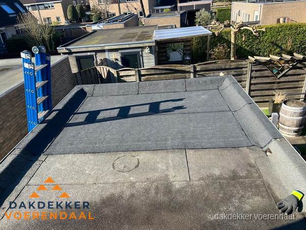 Dakdekker bij bitumen plat dak renovatie in Voerendaal Dakdekker bij bitumen plat dak renovatie in Voerendaal
