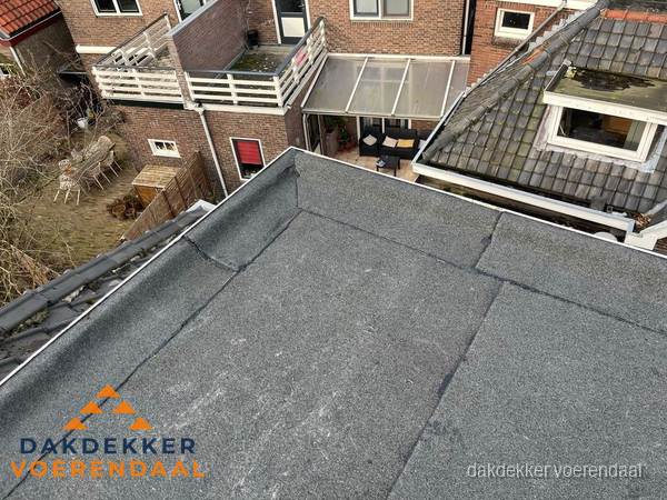 Overzicht plat dak met dakgoot in woonwijk Voerendaal Overzicht plat dak met dakgoot in woonwijk Voerendaal