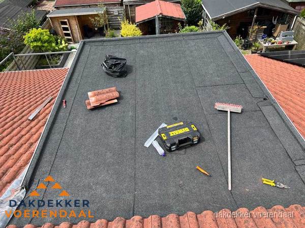 Nieuw plat dak met bitumen dakbedekking in Voerendaal Nieuw plat dak met bitumen dakbedekking in Voerendaal