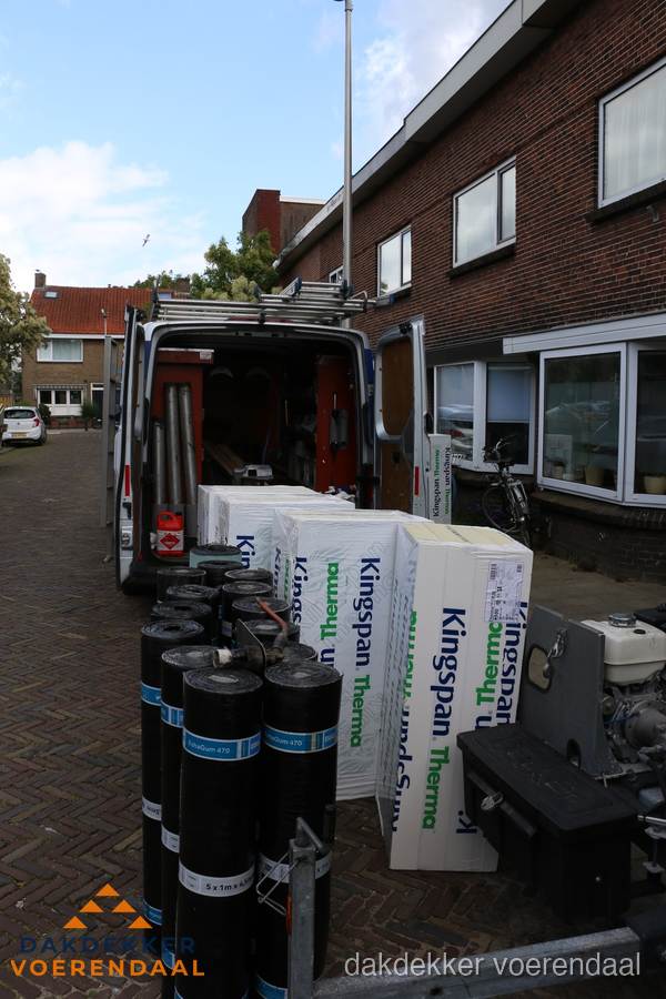 Levering van Kingspan isolatieplaten en bitumenrollen voor dakproject in Voerendaal