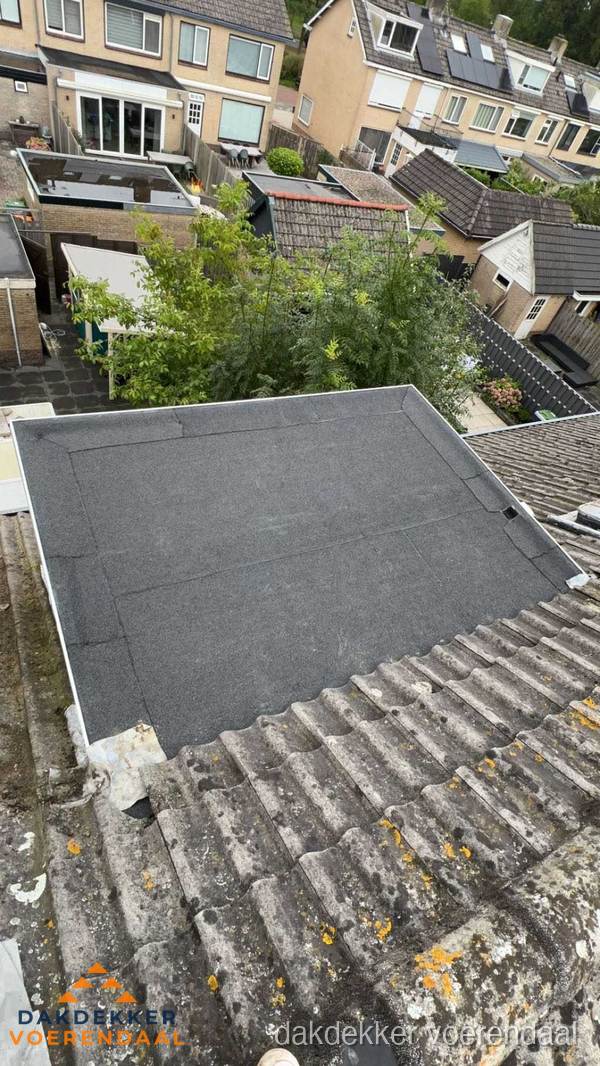 Plat dak aanbouw met bitumen dakbedekking in woonwijk Voerendaal Plat dak aanbouw met bitumen dakbedekking in woonwijk Voerendaal