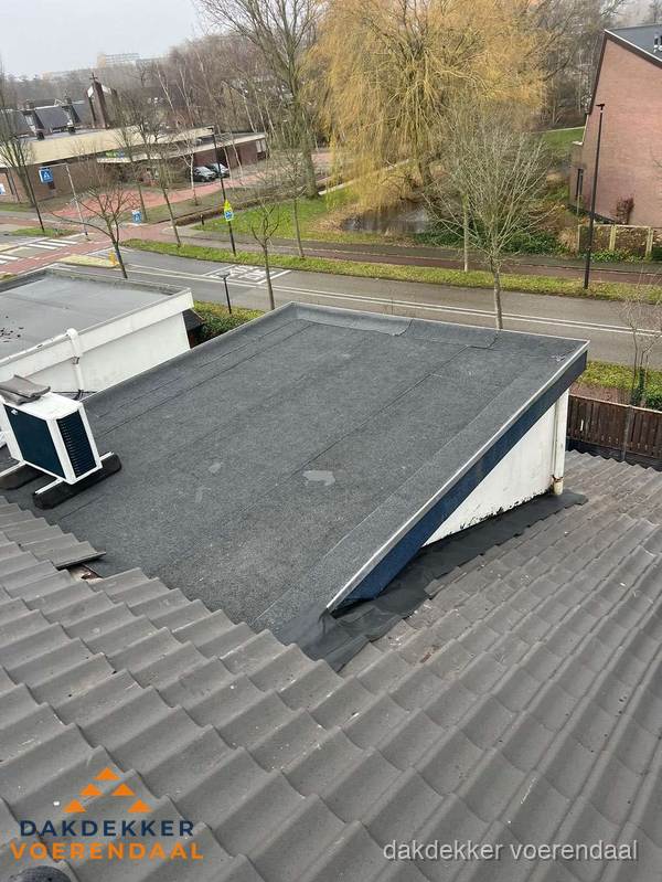 Plat dak met bitumen isolatie en dakbedekking in Voerendaal Plat dak met bitumen isolatie en dakbedekking in Voerendaal