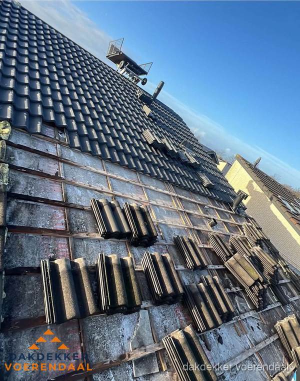 Schuin dak renovatie met nieuwe dakpannen in Voerendaal Schuin dak renovatie met nieuwe dakpannen in Voerendaal