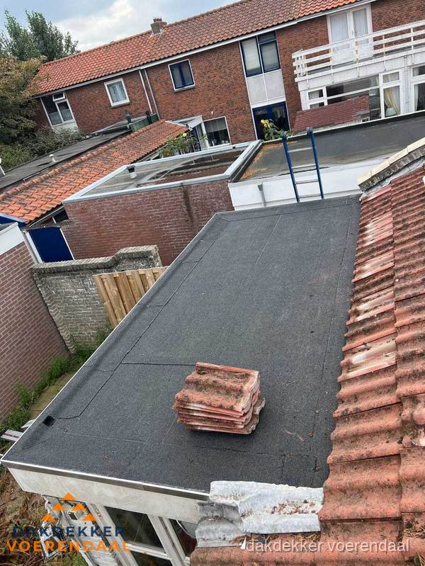 Plat dak aanbouw met bitumen naast schuin pannendak in Voerendaal Plat dak aanbouw met bitumen naast schuin pannendak in Voerendaal