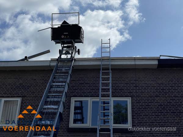 Ladderlift en ladder bij woning voor dakinspectie in Voerendaal Ladderlift en ladder bij woning voor dakinspectie in Voerendaal
