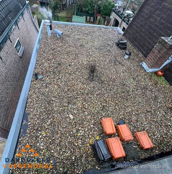 Plat dak met grindballast en dakdoorvoeren in Voerendaal Plat dak met grindballast en dakdoorvoeren in Voerendaal