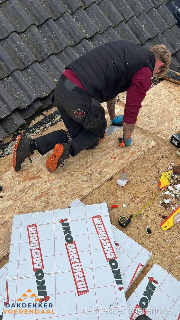 Dakdekker plaatst PIR-isolatieplaten op plat dak in Voerendaal
