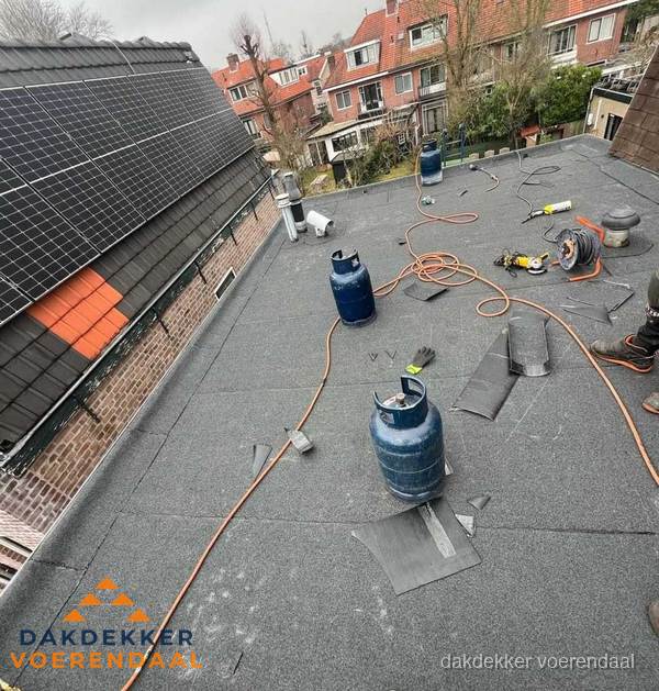 Daklekkage repareren met brandgereedschap op plat dak in Voerendaal Daklekkage repareren met brandgereedschap op plat dak in Voerendaal