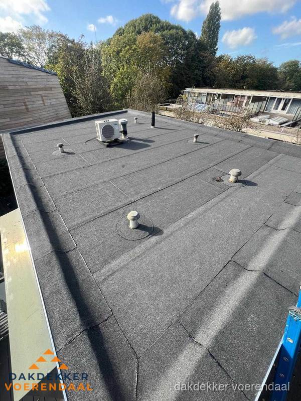 Kosten dakdekker: afgewerkt plat bedrijfsdak met bitumen in Voerendaal Kosten dakdekker: afgewerkt plat bedrijfsdak met bitumen in Voerendaal