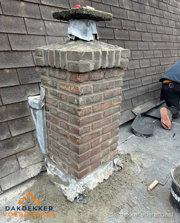 Schoorsteen reparatie met lood en voegwerk op leien dak in Voerendaal Schoorsteen reparatie met lood en voegwerk op leien dak in Voerendaal