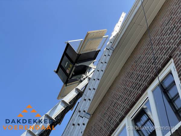 Dakgoot vervangen met dakdekkerslift in Voerendaal Dakgoot vervangen met dakdekkerslift in Voerendaal