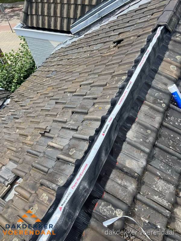 Nokvorst renovatie met Koramic nokrol op schuin pannendak in Voerendaal