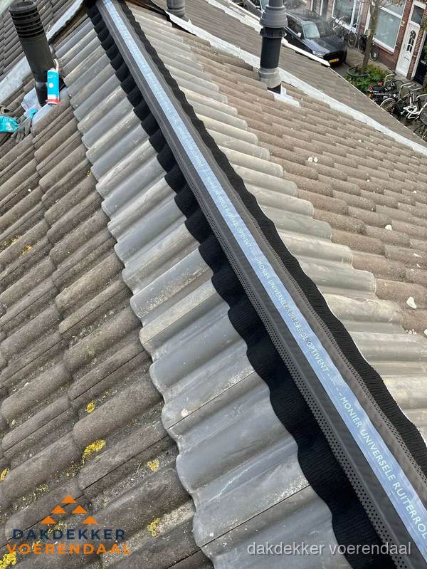 Nokvorst met Monier ventilatie op schuin pannendak in Voerendaal