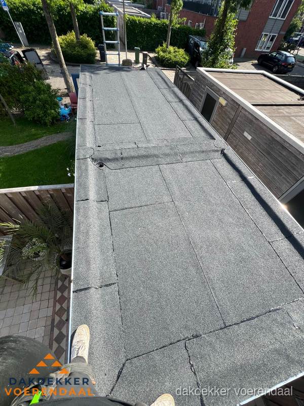 Bitumen plat dak rijtjeswoning vanuit dakdekker perspectief in Voerendaal Bitumen plat dak rijtjeswoning vanuit dakdekker perspectief in Voerendaal