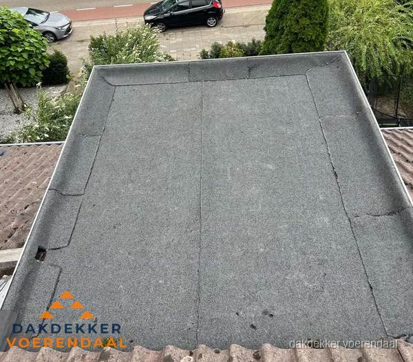 Nieuw aangebrachte bitumen dakbedekking op plat dak in Voerendaal Nieuw aangebrachte bitumen dakbedekking op plat dak in Voerendaal
