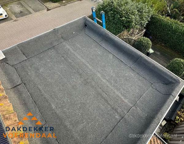 Gerenoveerd plat dak met nieuwe bitumen dakbedekking in Voerendaal