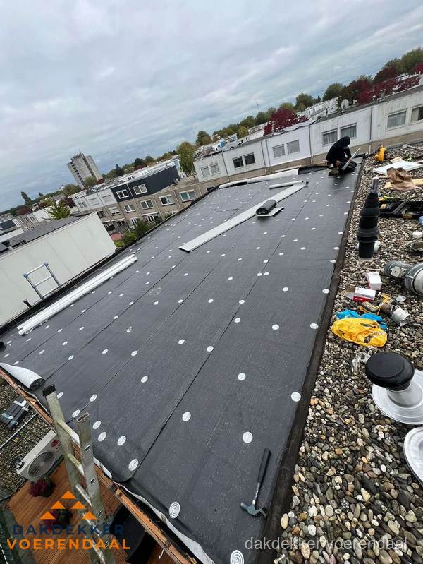 Dakleer vervangen op groot plat dak door dakdekker in Voerendaal Dakleer vervangen op groot plat dak door dakdekker in Voerendaal