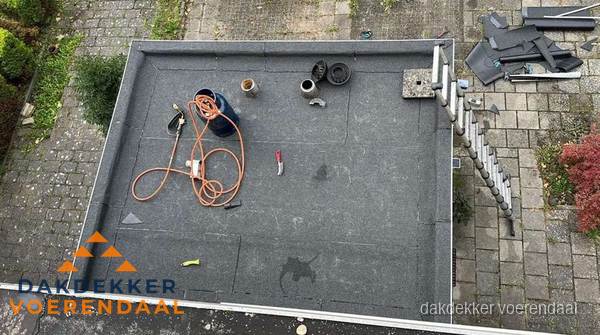 Plat dak met nieuwe bitumen bedekking in Voerendaal Plat dak met nieuwe bitumen bedekking in Voerendaal