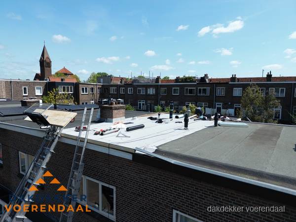 Dakdekkers aan het werk op plat dak in Voerendaal Dakdekkers aan het werk op plat dak in Voerendaal