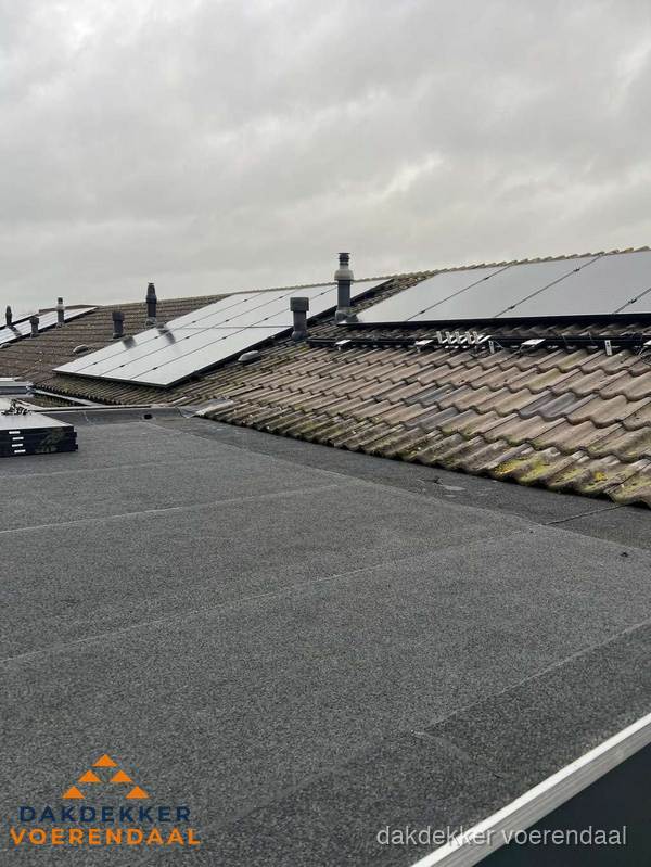 Bitumen dakbedekking op plat dak met aansluitend pannendak en zonnepanelen in Voerendaal Bitumen dakbedekking op plat dak met aansluitend pannendak en zonnepanelen in Voerendaal