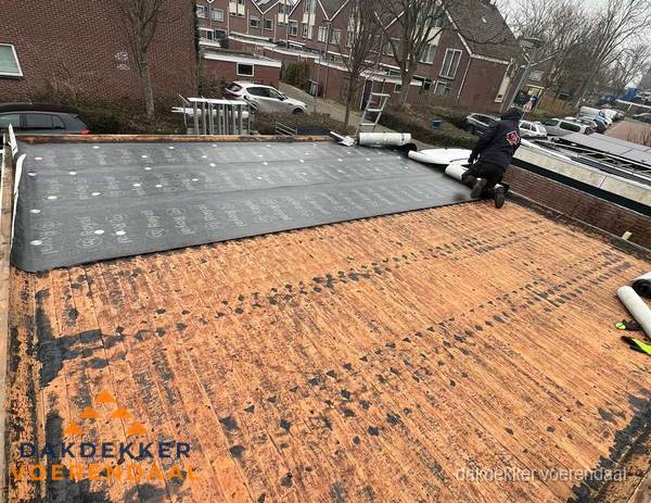 Dakdekker legt onderlaag op plat dak met houten constructie in Voerendaal Dakdekker legt onderlaag op plat dak met houten constructie in Voerendaal