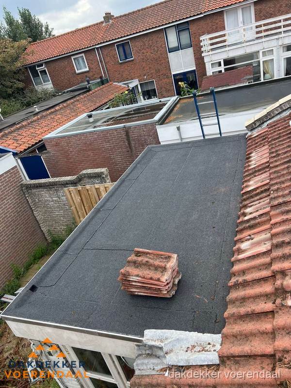 Aanbouw plat dak met reservepannen voor dakpannen vervangen in Voerendaal Aanbouw plat dak met reservepannen voor dakpannen vervangen in Voerendaal