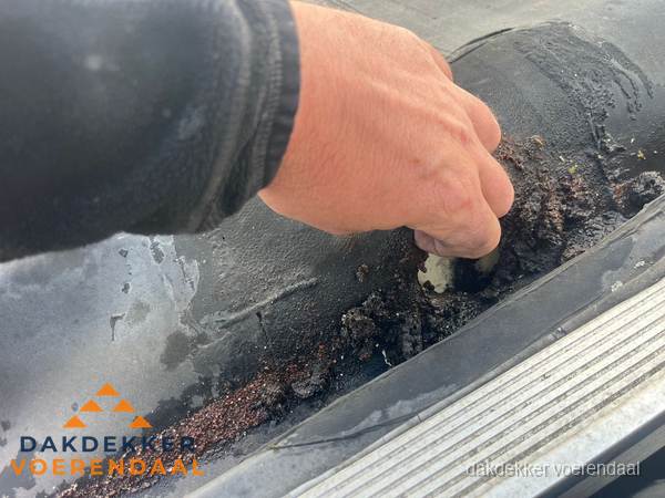 Schade aan bitumen dakbedekking op plat dak in Voerendaal Schade aan bitumen dakbedekking op plat dak in Voerendaal