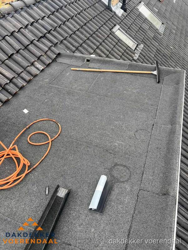 Plat dak reparatie met gereedschap en loodstroken in Voerendaal Plat dak reparatie met gereedschap en loodstroken in Voerendaal