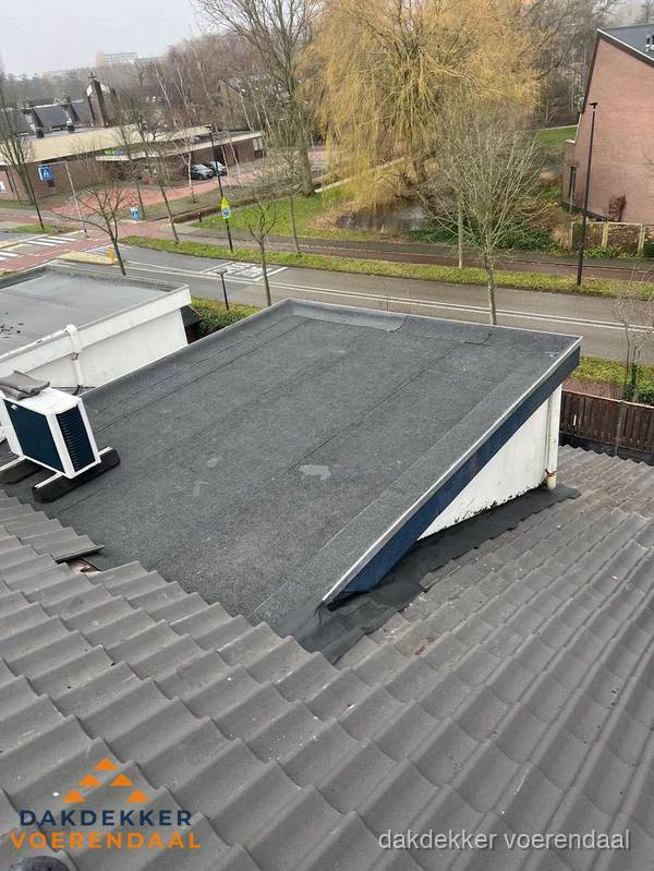 Plat dak met bitumen dakbedekking naast schuin pannendak in Voerendaal Plat dak met bitumen dakbedekking naast schuin pannendak in Voerendaal