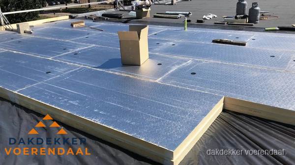 PIR isolatieplaten worden gelegd op plat dak voor dakisolatie in Voerendaal PIR isolatieplaten worden gelegd op plat dak voor dakisolatie in Voerendaal