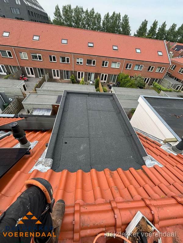 Bitumen dak reparatie op plat dak tussen dakpannen in Voerendaal Bitumen dak reparatie op plat dak tussen dakpannen in Voerendaal