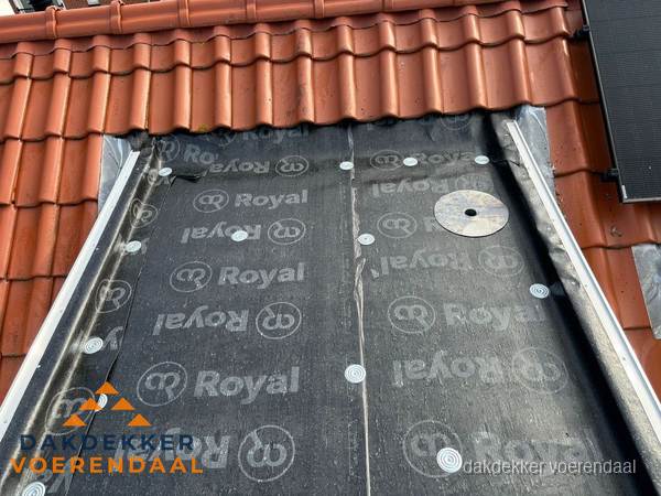 Nieuw dak met dakpannen en Royal onderlaag bij woning in Voerendaal Nieuw dak met dakpannen en Royal onderlaag bij woning in Voerendaal