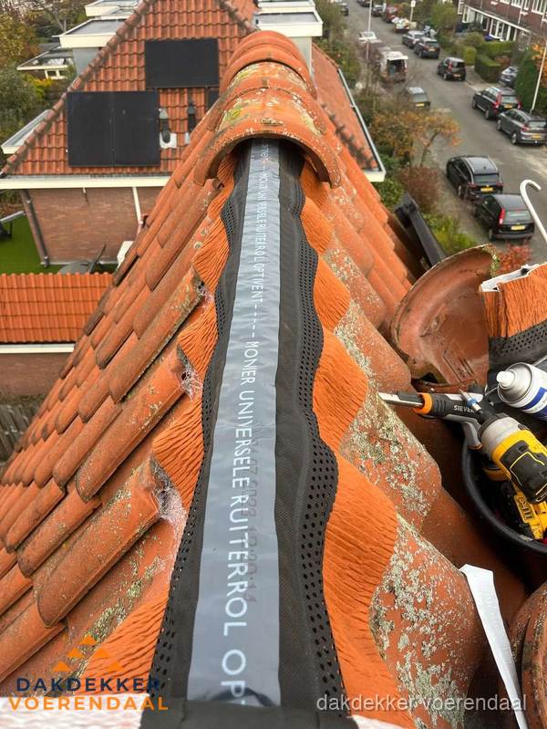 Dakdekker vervangt nokvorst met ruiterrol op pannendak in Voerendaal Dakdekker vervangt nokvorst met ruiterrol op pannendak in Voerendaal