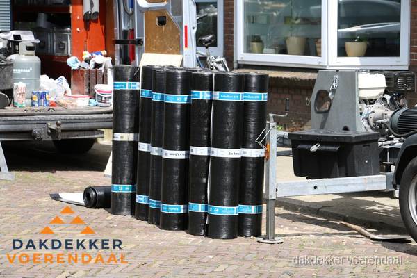 Rollen bitumen dakbedekking klaar voor daklekkage reparatie in Voerendaal