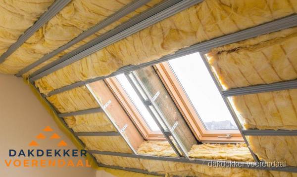 Schuin dak isoleren met glaswol bij dakraam in Voerendaal