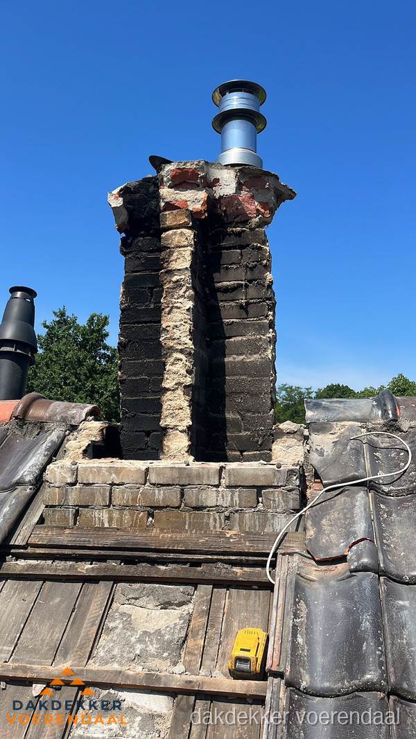 Beschadigde schoorsteen met nieuwe rookgasafvoer op oud dak in Voerendaal Beschadigde schoorsteen met nieuwe rookgasafvoer op oud dak in Voerendaal