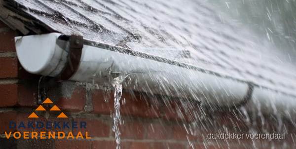 Lekkende dakgoot tijdens regenval in Voerendaal Lekkende dakgoot tijdens regenval in Voerendaal