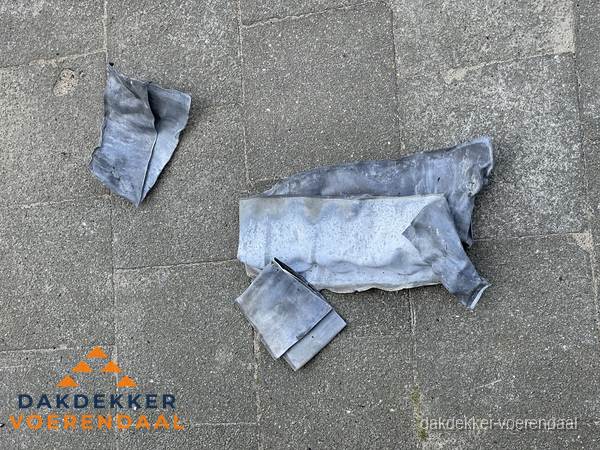 Oude verwijderde loodslabben na vervanging in Voerendaal Oude verwijderde loodslabben na vervanging in Voerendaal