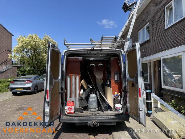 Spoed dakdekker bus met gereedschap en ladder bij woning in Voerendaal Spoed dakdekker bus met gereedschap en ladder bij woning in Voerendaal