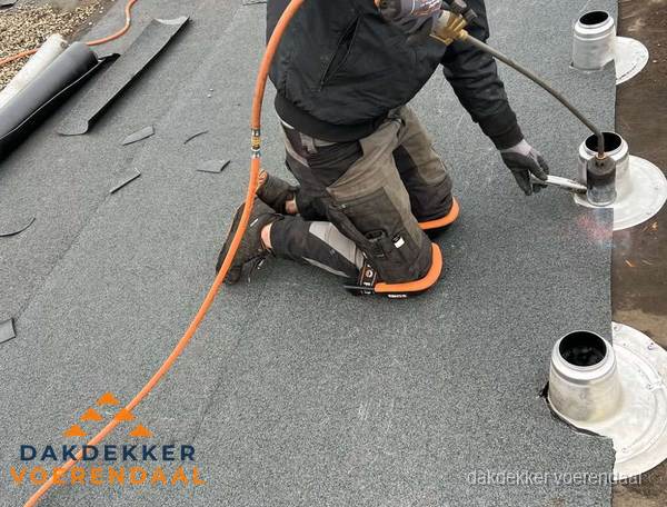 Dakdekker repareert bitumen dakleer bij dakdoorvoer in Voerendaal Dakdekker repareert bitumen dakleer bij dakdoorvoer in Voerendaal