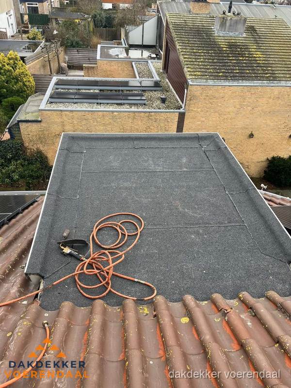 Reparatie aansluiting plat dak en schuin dak in Voerendaal Reparatie aansluiting plat dak en schuin dak in Voerendaal