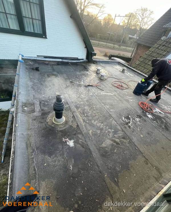 Dakdekker verhelpt daklekkage op plat dak in Voerendaal