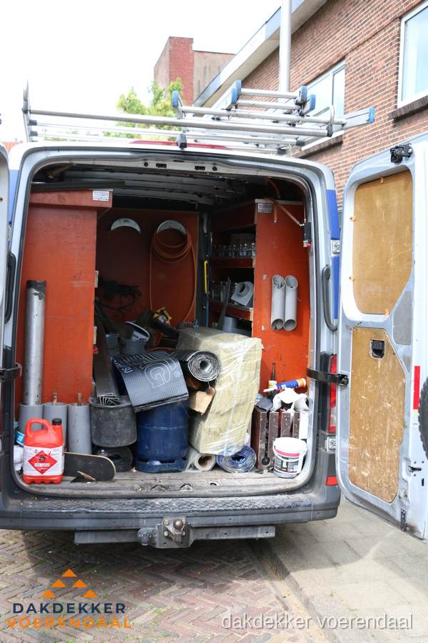 Bedrijfsbus van dakdekker met gereedschap en materialen in Voerendaal Bedrijfsbus van dakdekker met gereedschap en materialen in Voerendaal