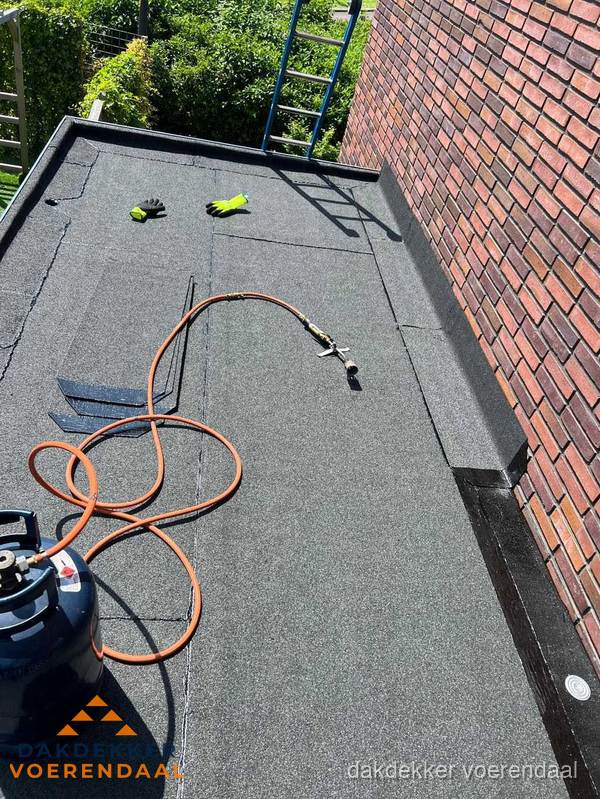 Plat dak met bitumen en brandgereedschap van dakdekkersbedrijf in Voerendaal Plat dak met bitumen en brandgereedschap van dakdekkersbedrijf in Voerendaal