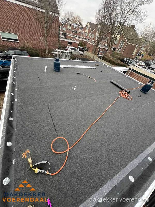 Afgewerkte dakrenovatie met bitumen op plat dak in Voerendaal Afgewerkte dakrenovatie met bitumen op plat dak in Voerendaal