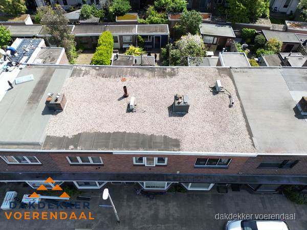 Plat dak met grindballast en dakdoorvoeren in Voerendaal