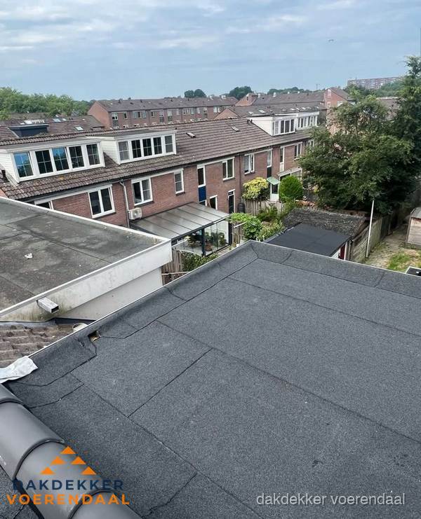 Vernieuwd plat dak met bitumen in woonwijk in Voerendaal Vernieuwd plat dak met bitumen in woonwijk in Voerendaal
