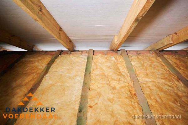 Dakisolatie met glaswol tussen dakspanten in Voerendaal